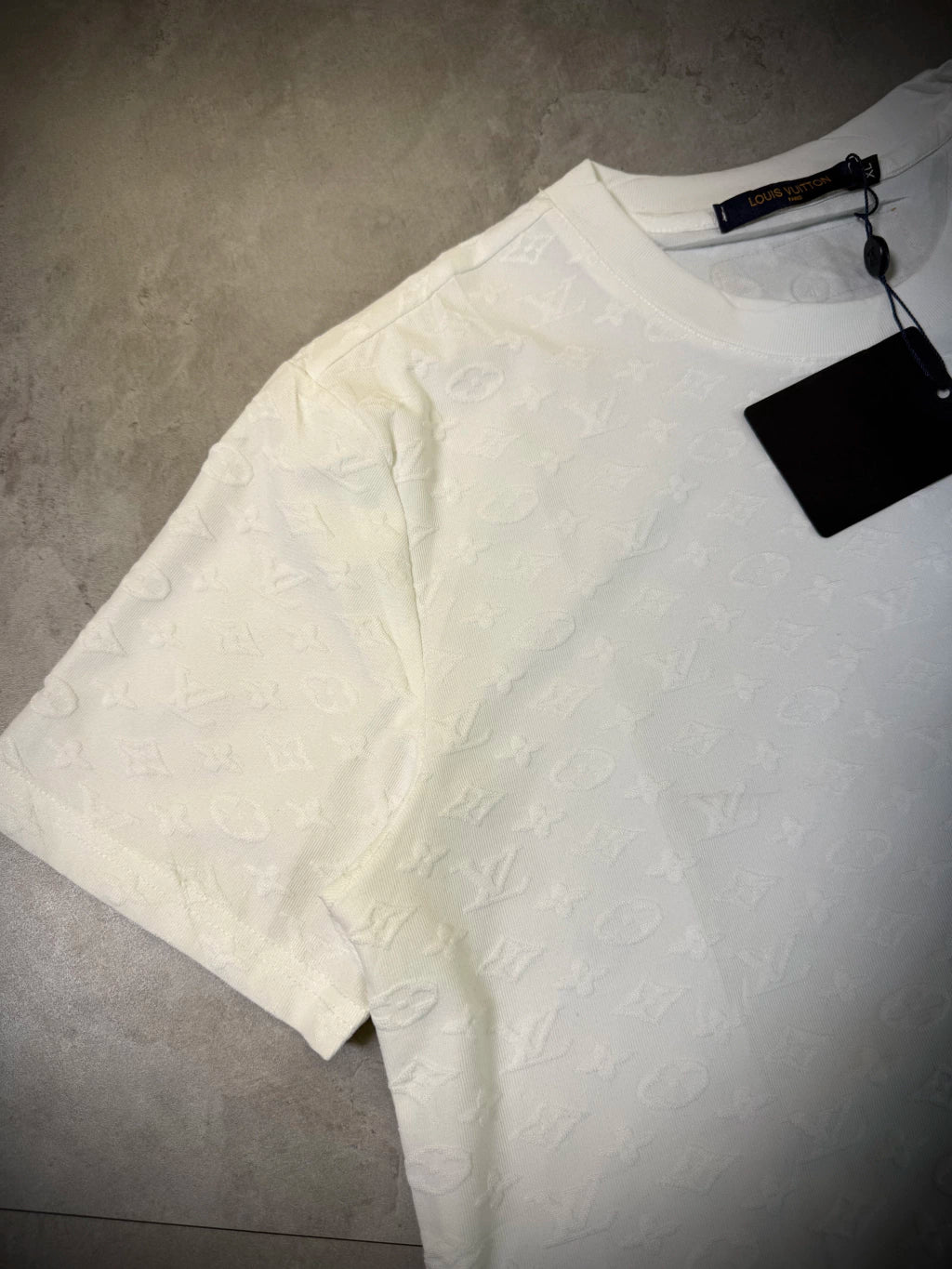 Camisa Louis Vuitton Alto Relevo | Símbolos LV - Importada Premium - Branca