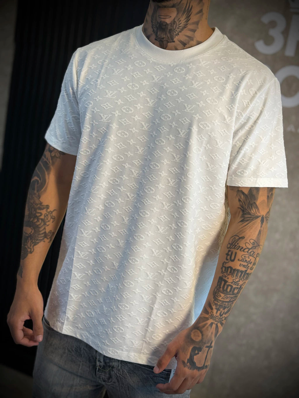 Camisa Louis Vuitton Alto Relevo | Símbolos LV - Importada Premium - Branca