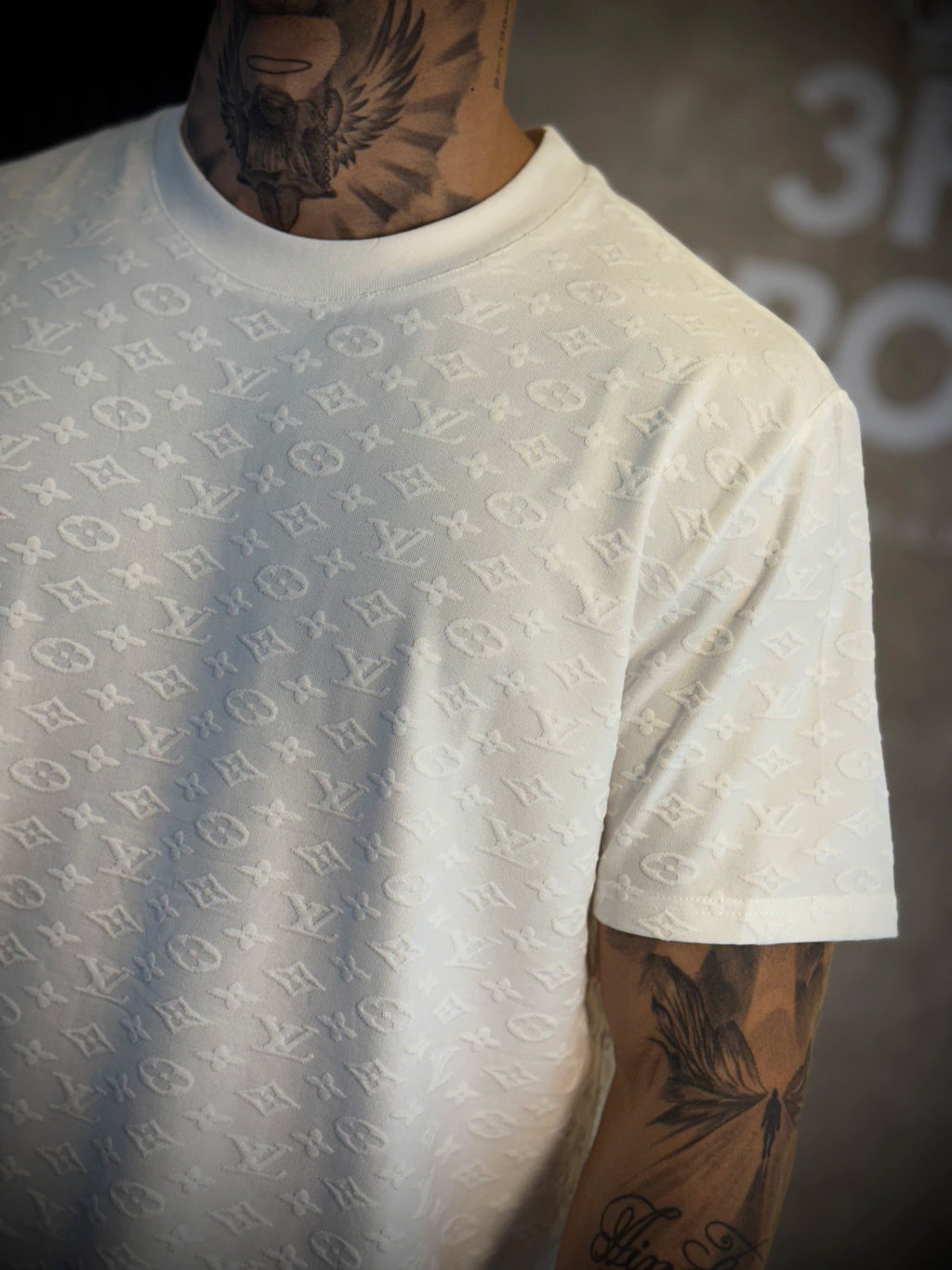 Camisa Louis Vuitton Alto Relevo | Símbolos LV - Importada Premium - Branca