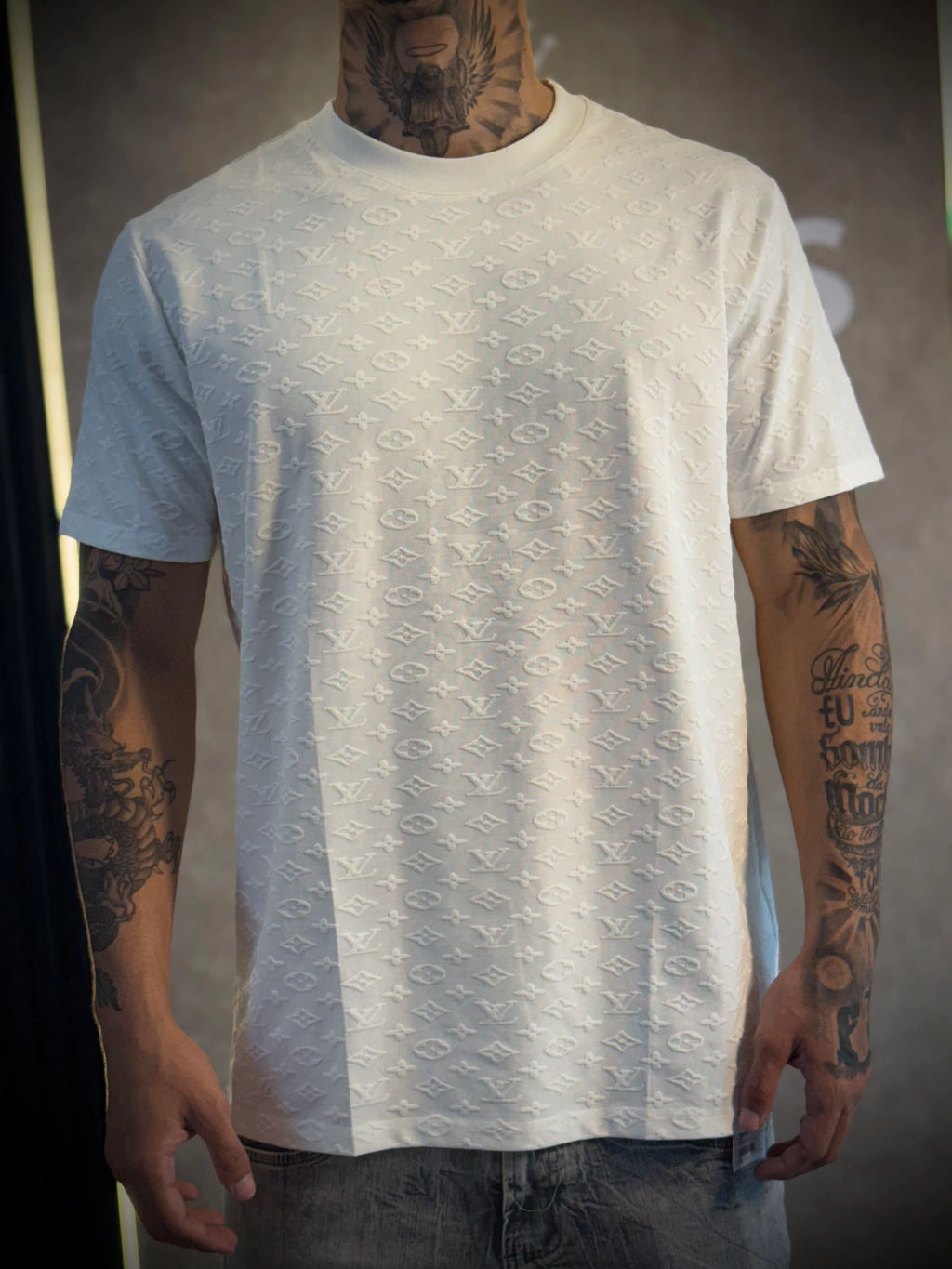 Camisa Louis Vuitton Alto Relevo | Símbolos LV - Importada Premium - Branca