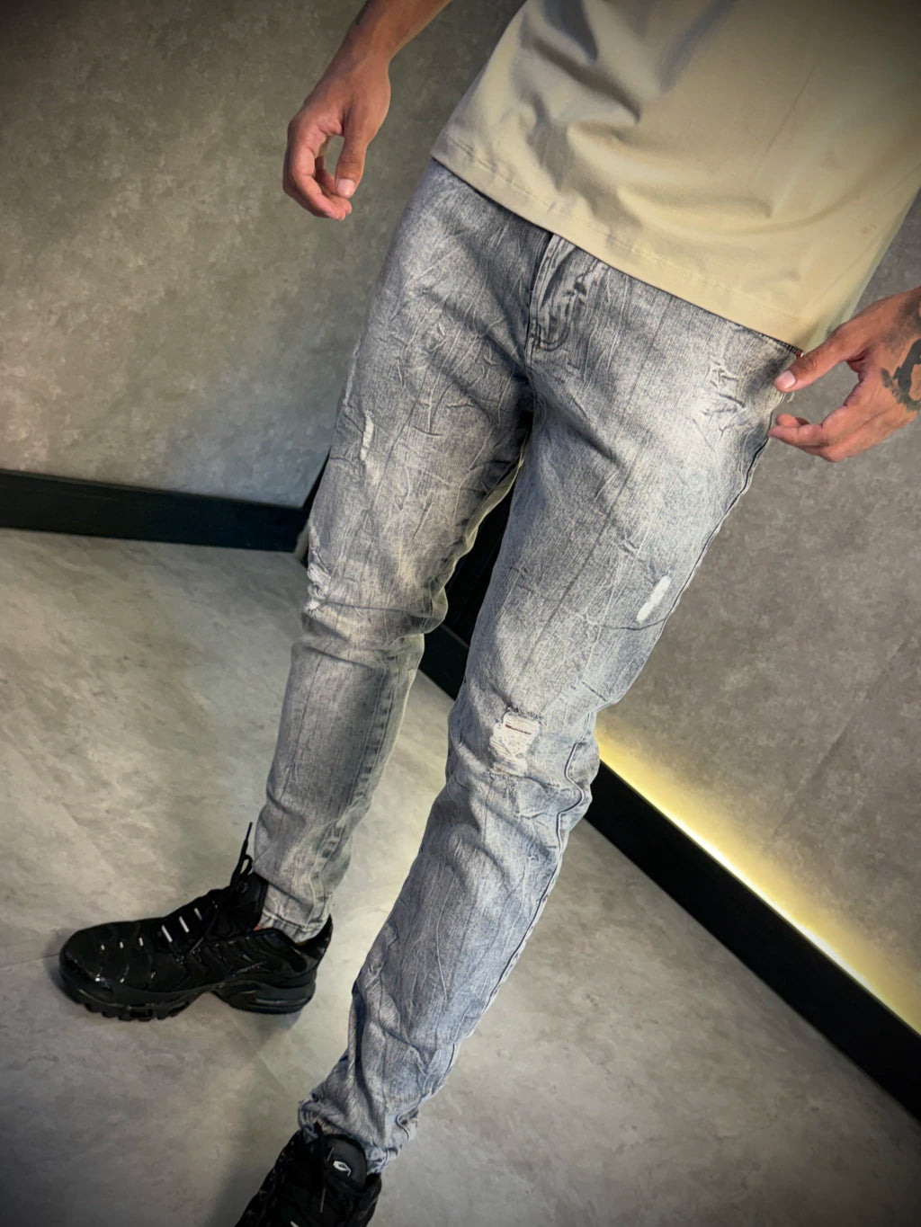 Calça Jeans Titular - Cinza Mármore Puídos Det. Red