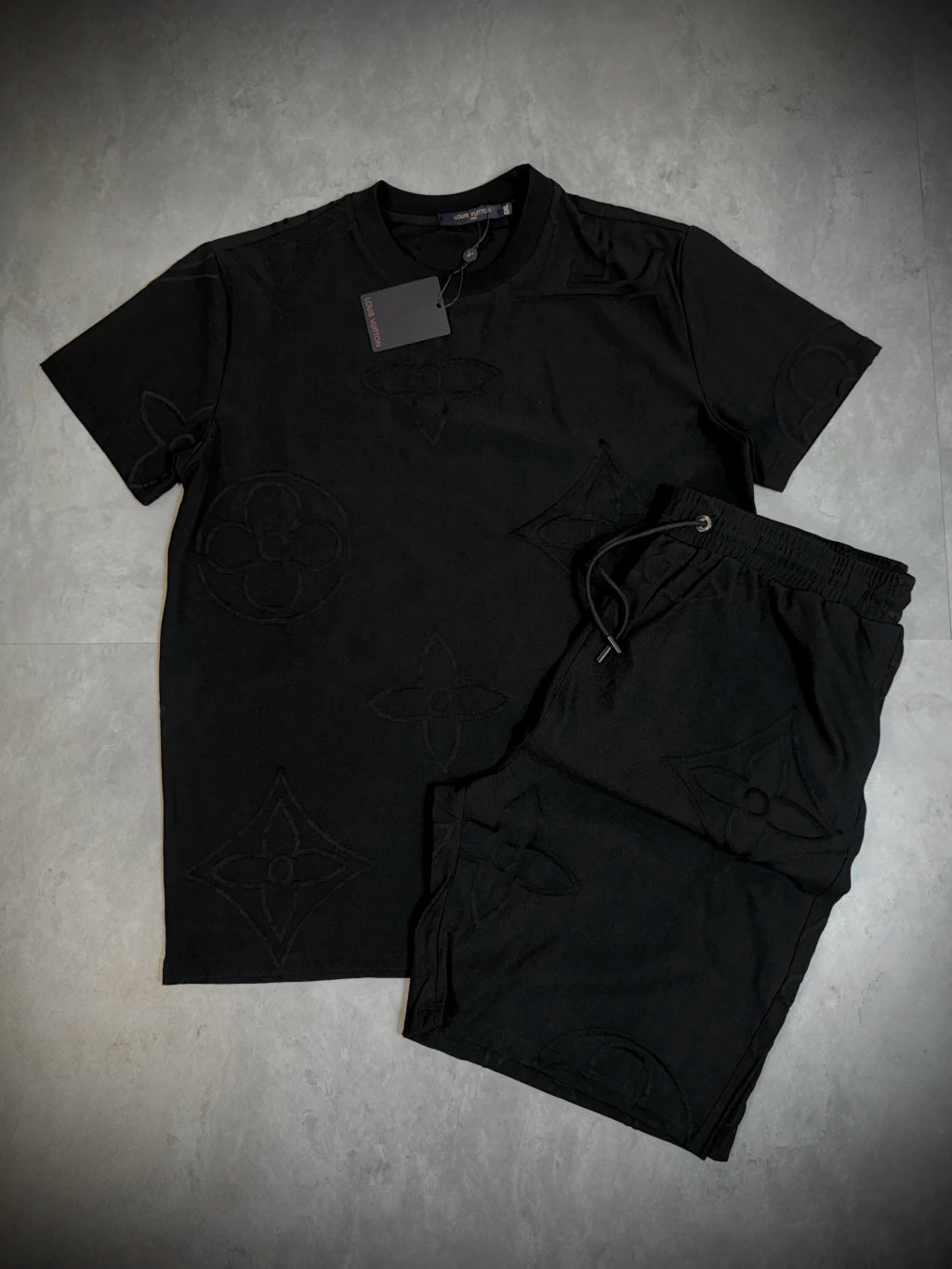 Conjunto LV Logo Grande - Camiseta + Short - Importado Premium - Preto