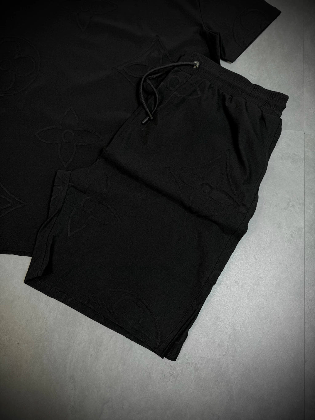 Conjunto LV Logo Grande - Camiseta + Short - Importado Premium - Preto