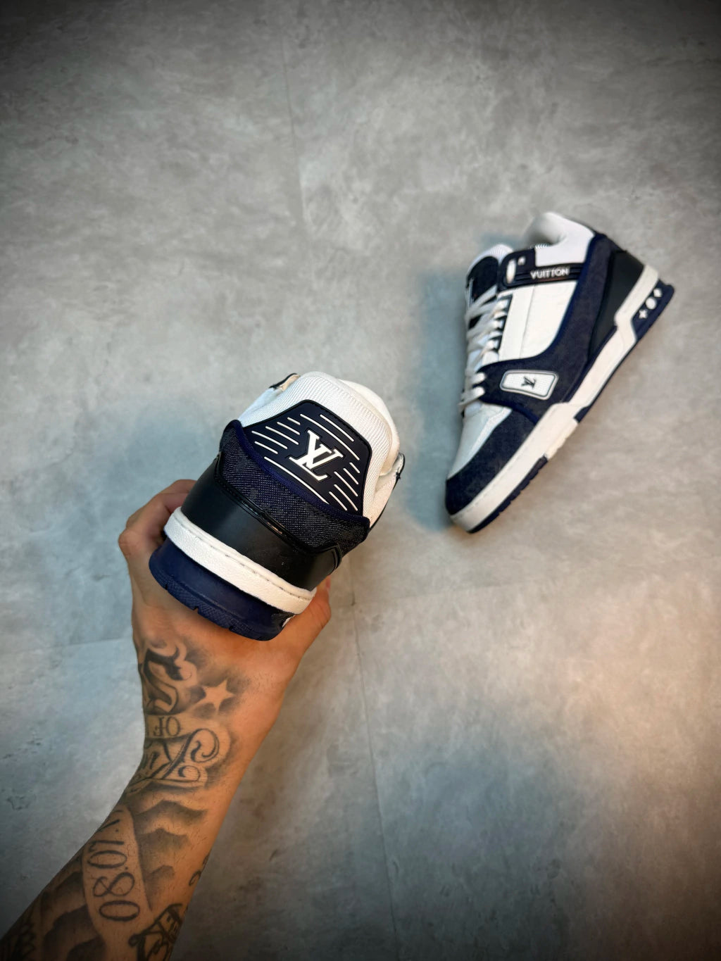 Tênis LV - Louis Vuitton Símbolos | JEANS - Branco e Azul