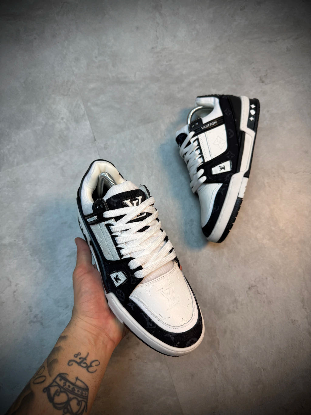 Tênis LV Símbolos | JEANS - Branco e Preto