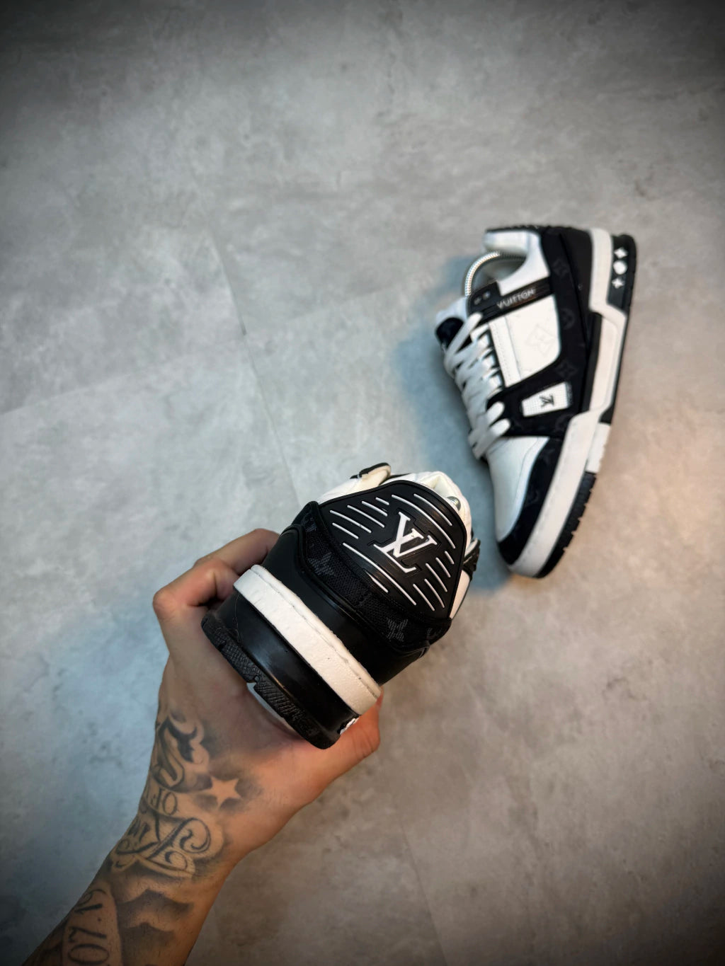 Tênis LV Símbolos | JEANS - Branco e Preto