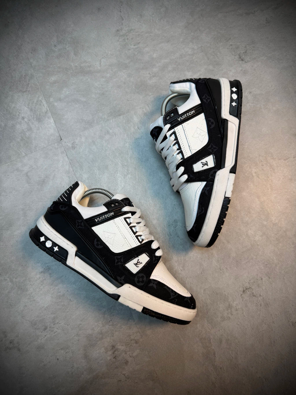 Tênis LV Símbolos | JEANS - Branco e Preto