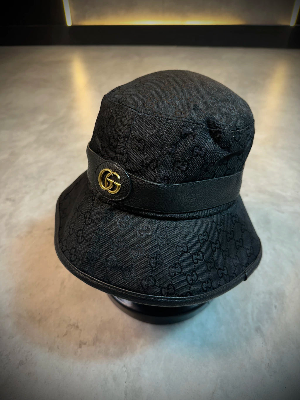 Bucket Gucci Limitado (Faixa de couro | Logo GG Dourada - Preto