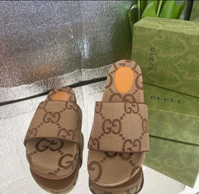 Conjunto de Grife Gucci [CAMISA + BERMUDA + SANDÁLIA + BONÉ]