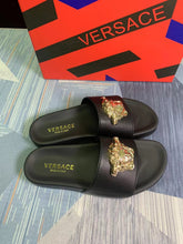 Slide Importada VERSACE | 2025 - Preto COLAB NBA (Cópia)