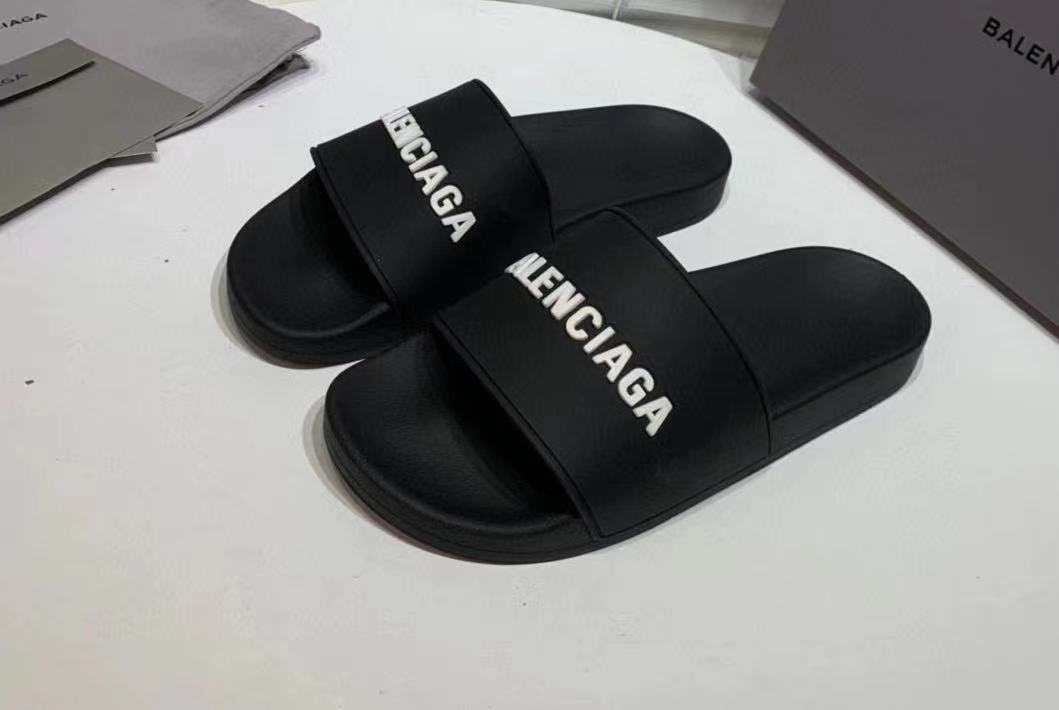 Conjunto de Grife Balenciaga [CAMISA + BERMUDA + SANDÁLIA + BONÉ]