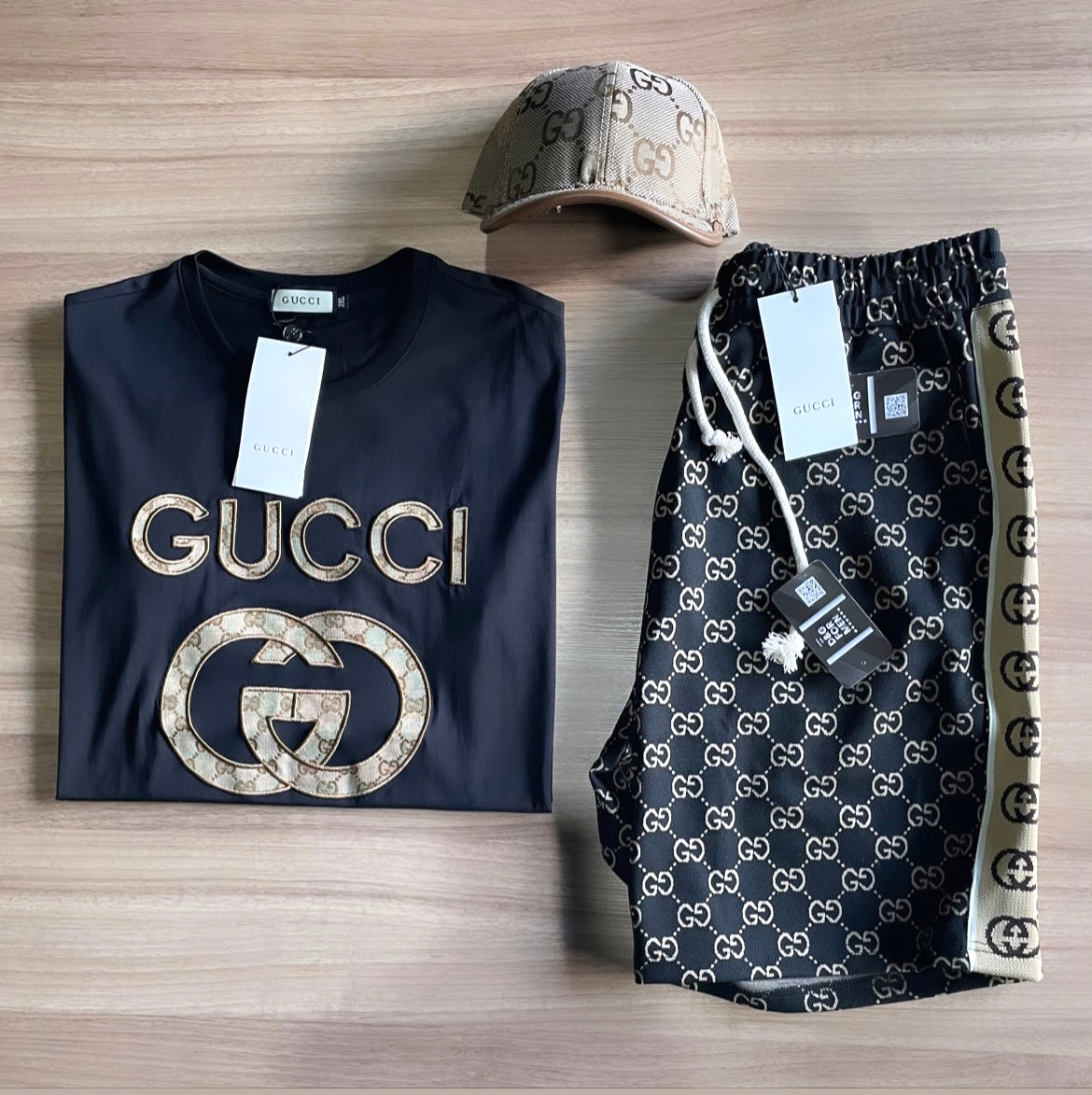 Conjunto de Grife Gucci [CAMISA + BERMUDA + BONÉ]