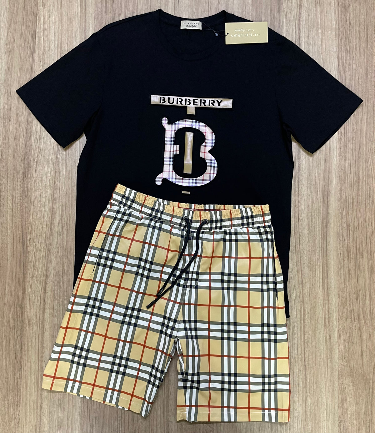 Oferta Black Friday – Kit Duplo de Grife 2 Camisas + 2 Bermudas com Desconto Exclusivo!