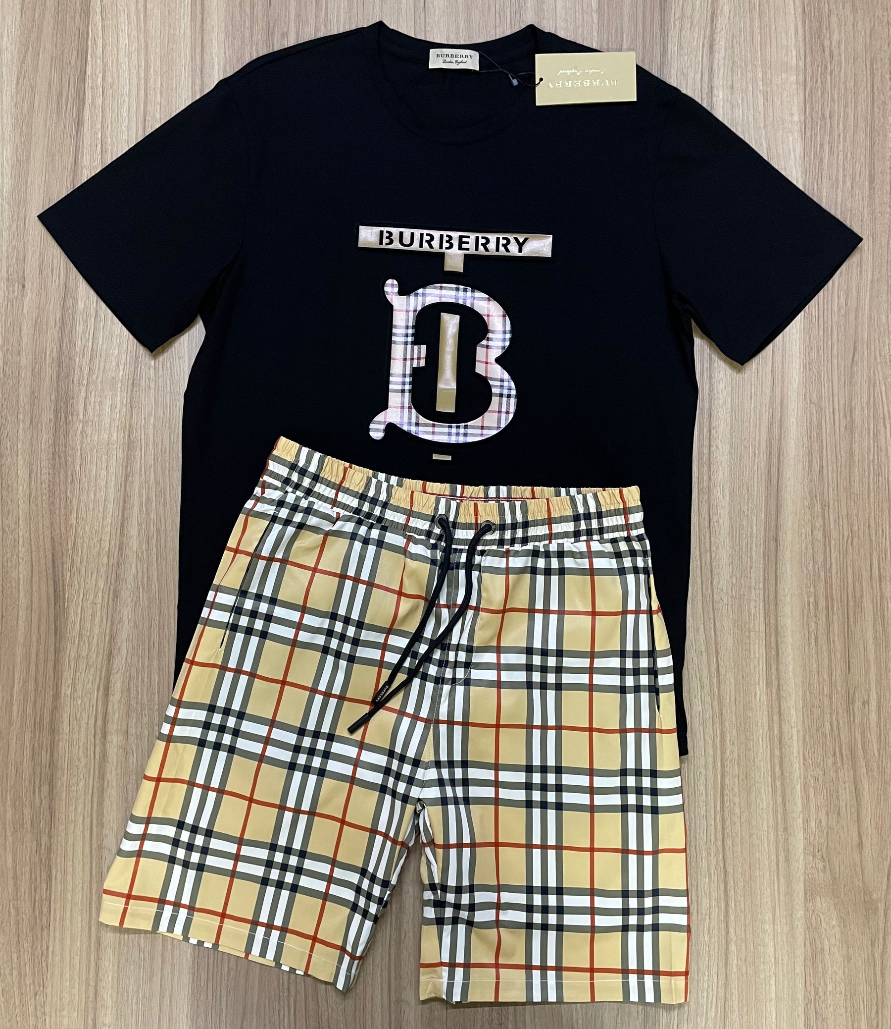 Oferta Black Friday – Kit Duplo de Grife 2 Camisas + 2 Bermudas com Desconto Exclusivo!