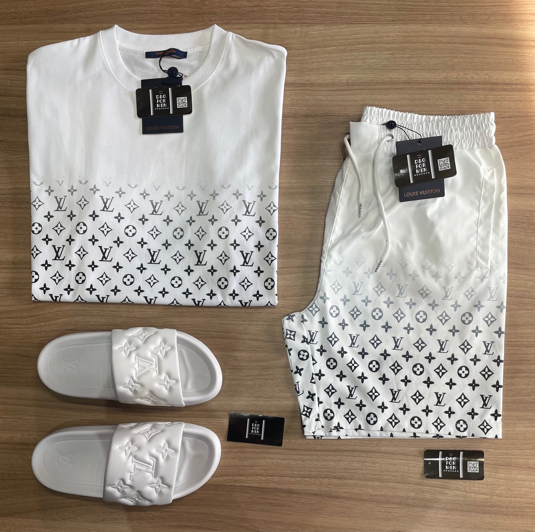 Conjunto de Grife LV Branco [CAMISA + BERMUDA + SANDÁLIA]