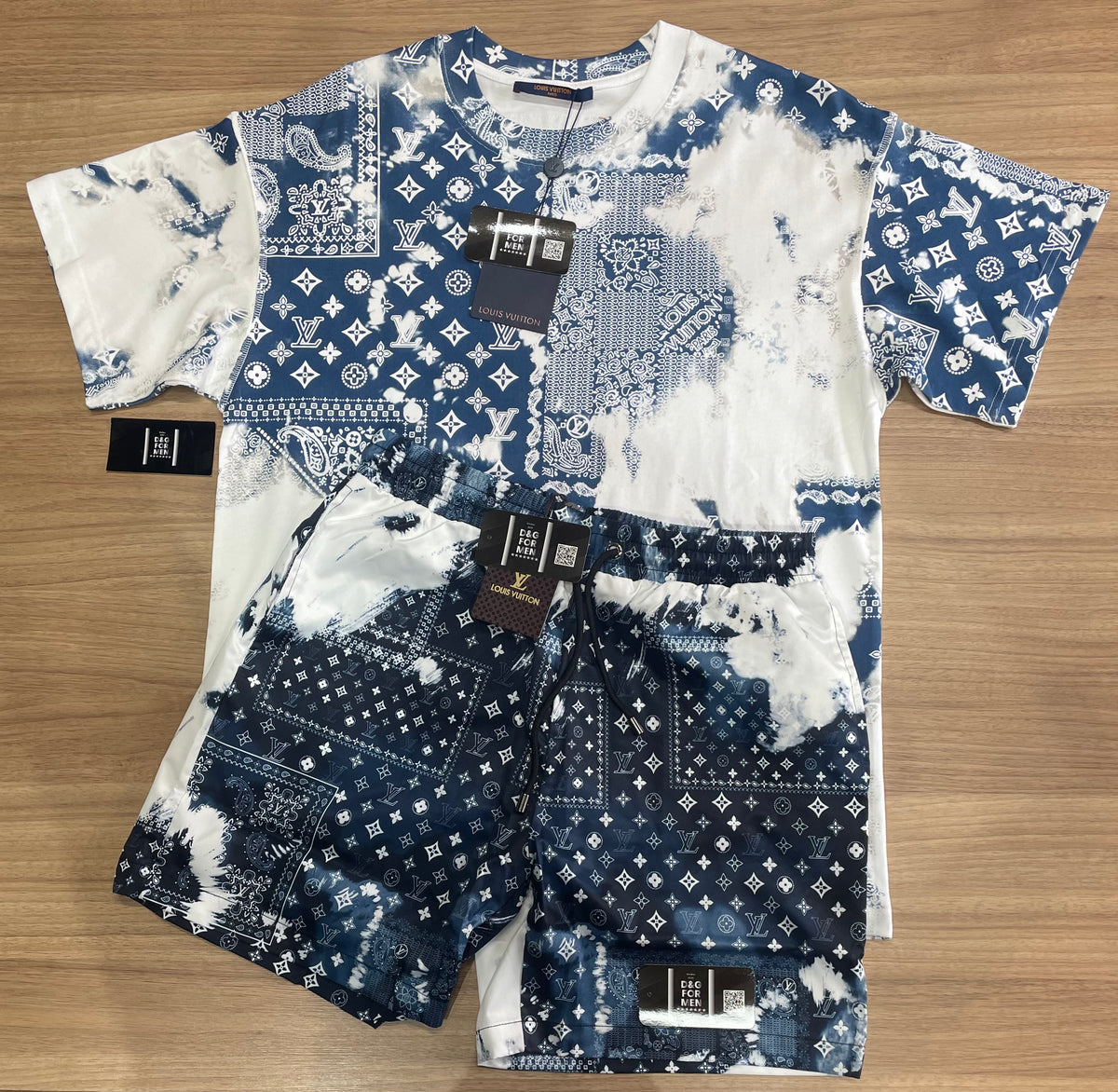 Conjunto de Grife LV Azul Escuro [CAMISA + BERMUDA + SANDÁLIA]