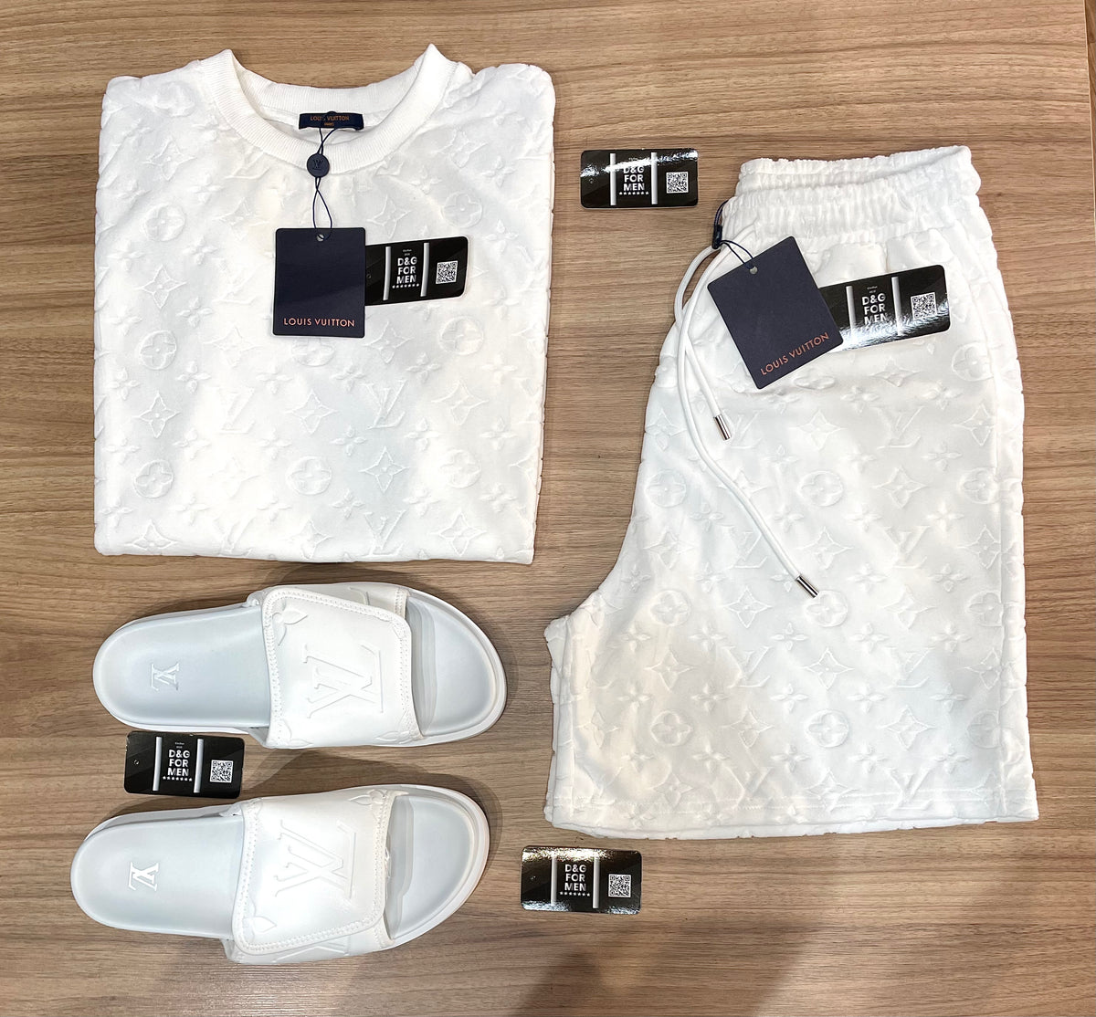 Conjunto de Grife LV Branco [CAMISA + BERMUDA + SANDÁLIA]