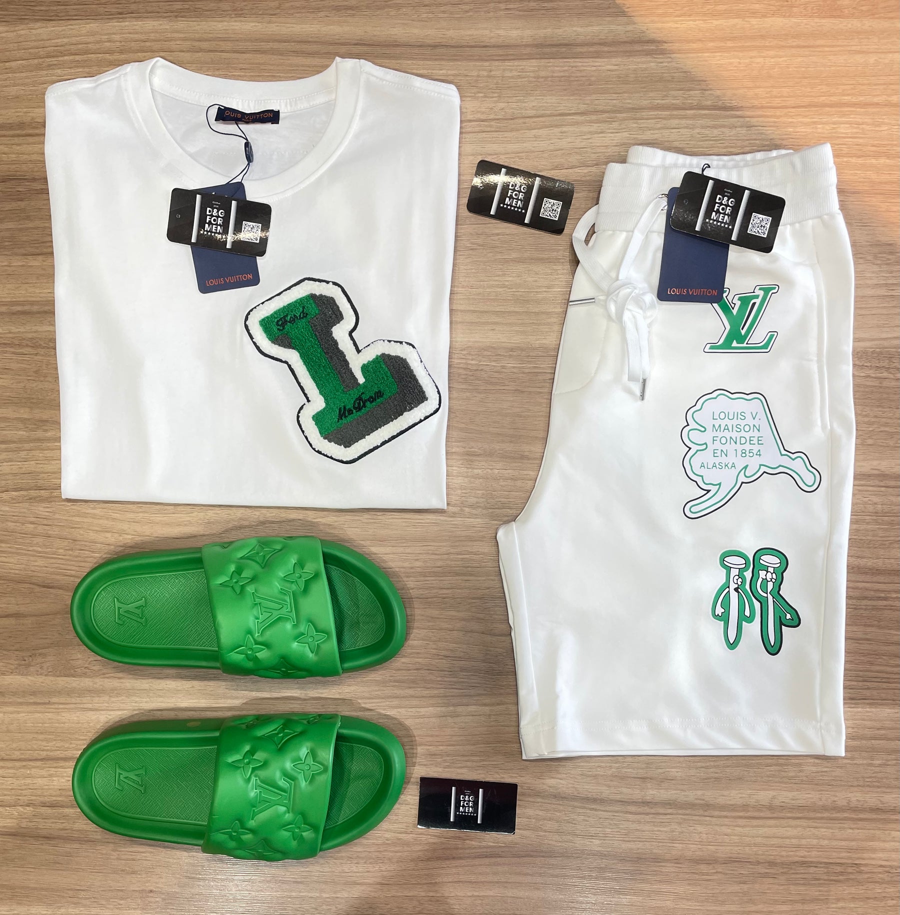 Conjunto de Grife LV Branco [CAMISA + BERMUDA + SANDÁLIA]