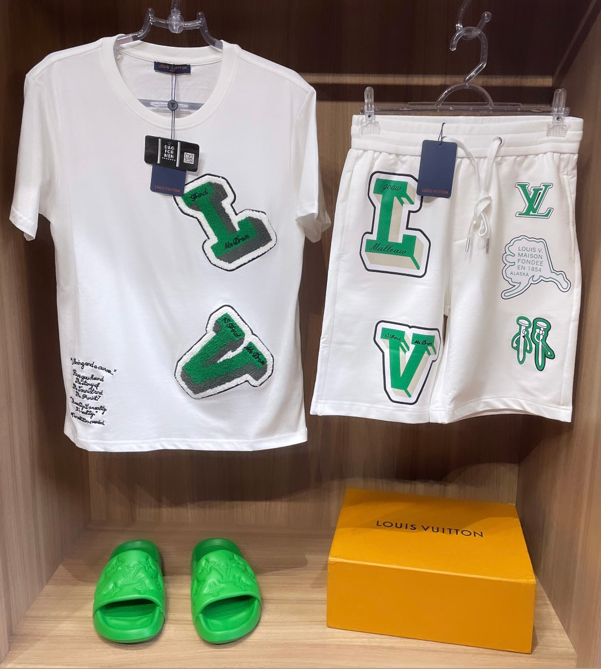 Conjunto de Grife LV Branco [CAMISA + BERMUDA + SANDÁLIA]