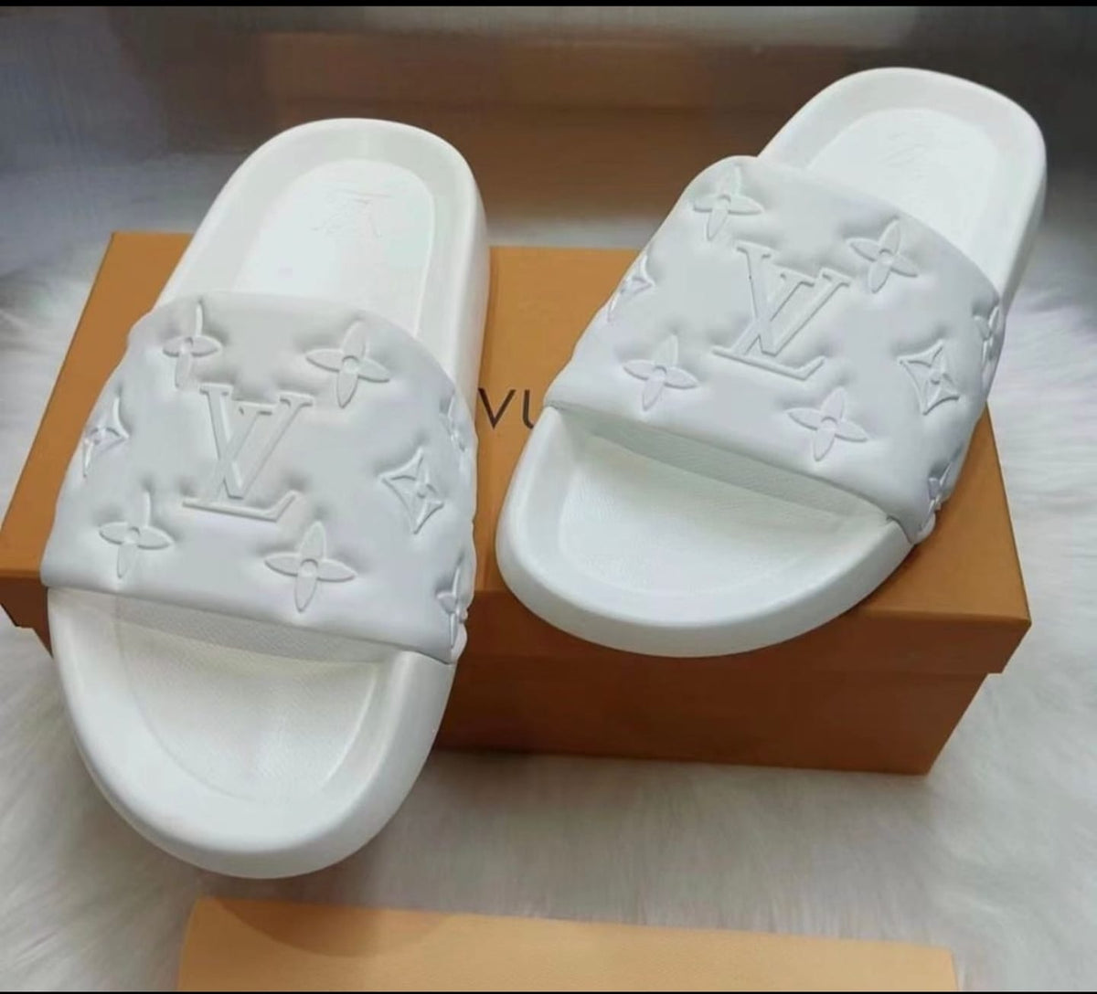 Slide Importada LV | 2025 - Branca