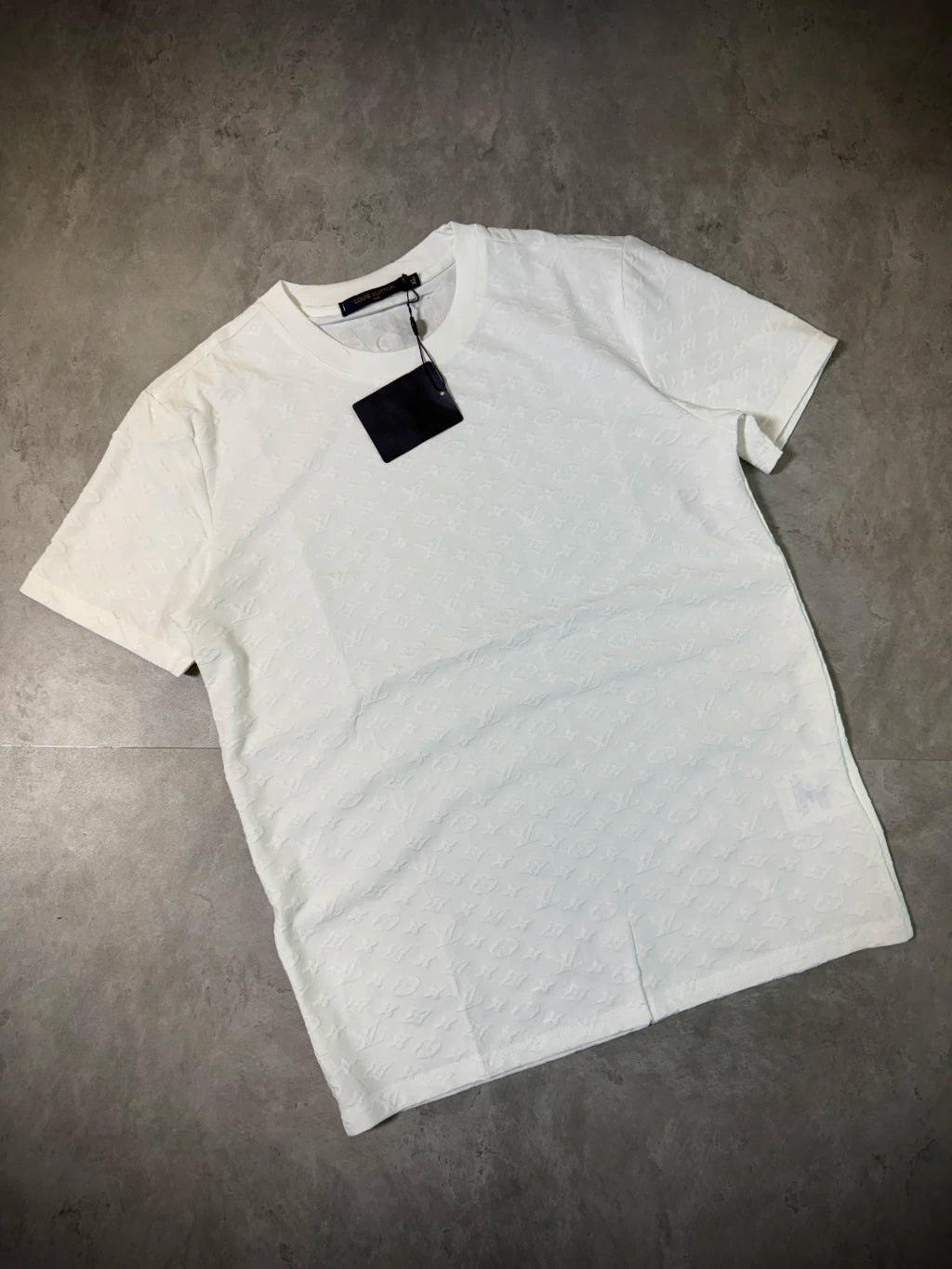 Camisa Louis Vuitton Alto Relevo | Símbolos LV - Importada Premium - Branca