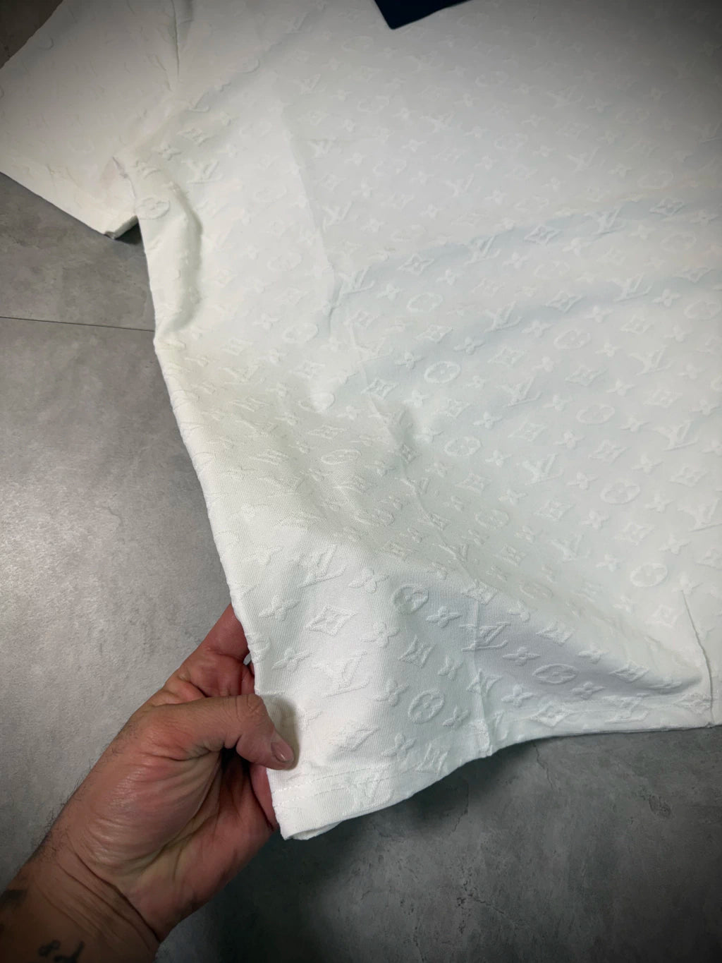 Camisa Louis Vuitton Alto Relevo | Símbolos LV - Importada Premium - Branca