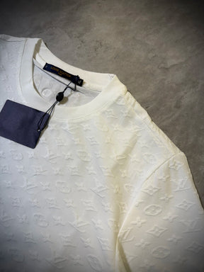 Camisa Louis Vuitton Alto Relevo | Símbolos LV - Importada Premium - Branca