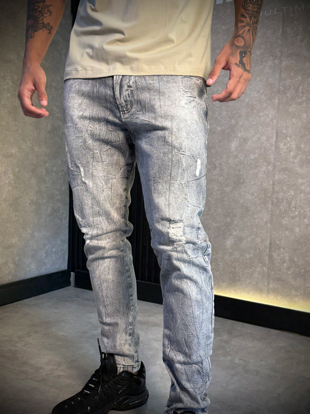 Calça Jeans Titular - Cinza Mármore Puídos Det. Red