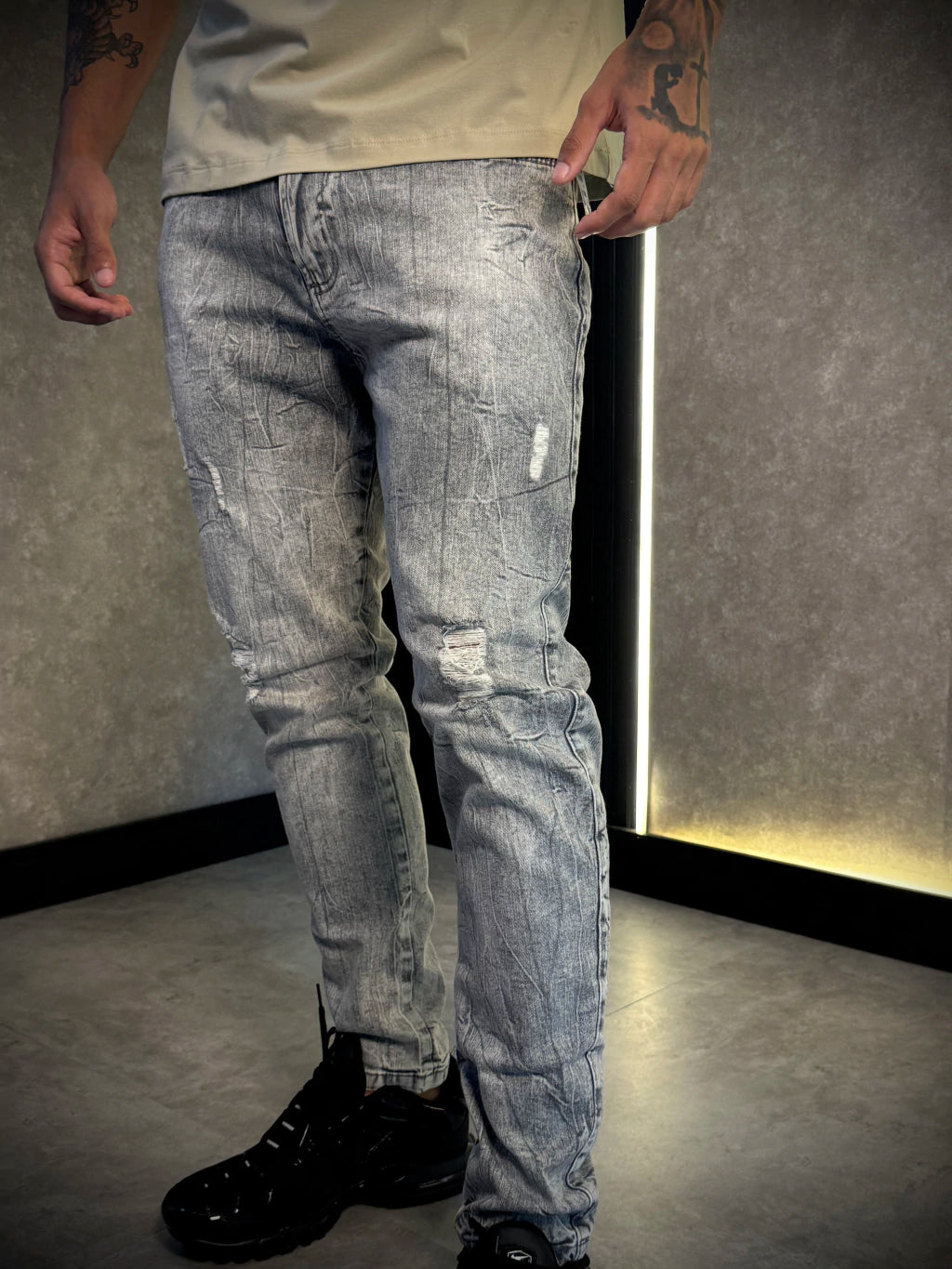 Calça Jeans Titular - Cinza Mármore Puídos Det. Red