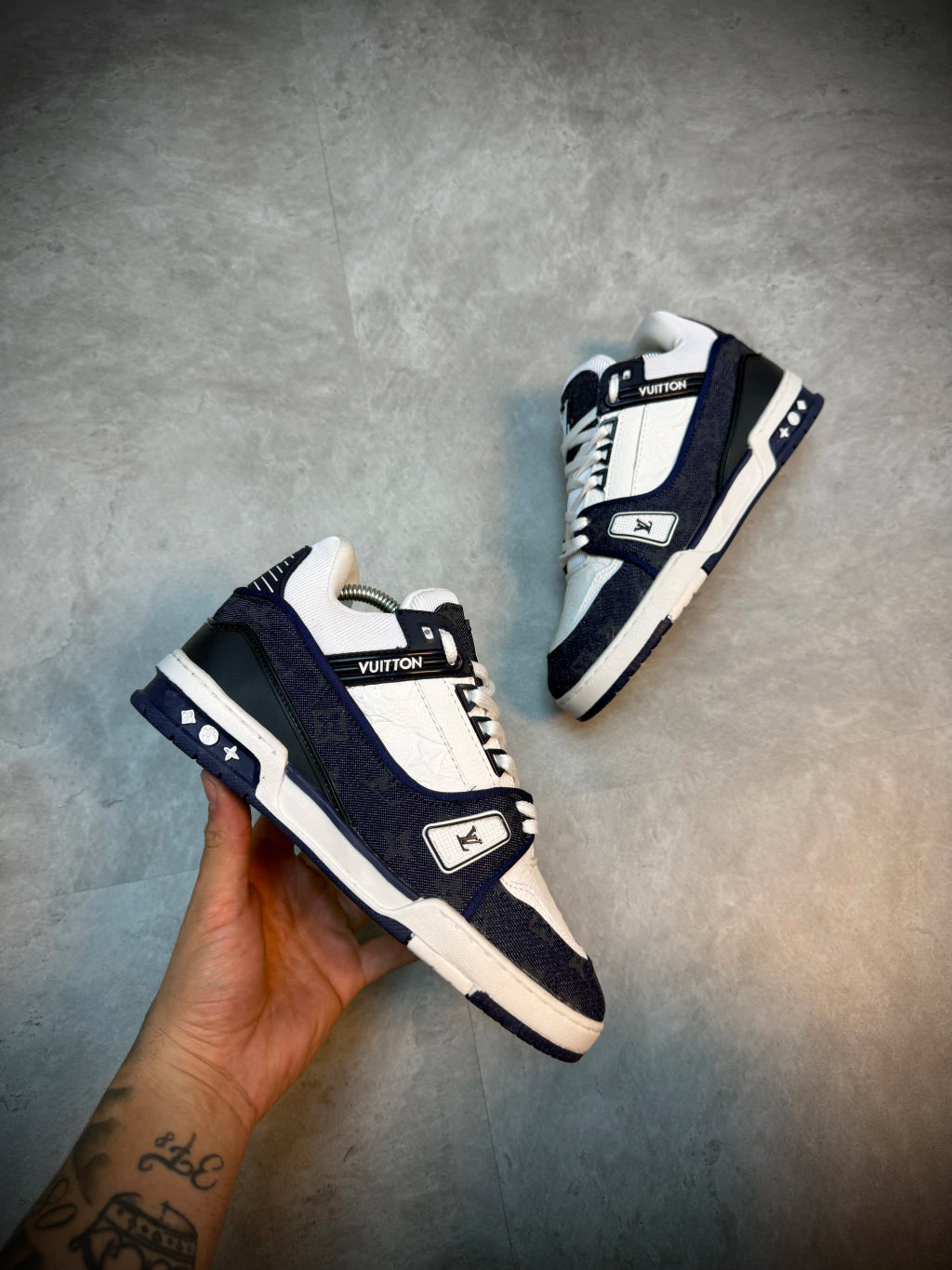 Tênis LV - Louis Vuitton Símbolos | JEANS - Branco e Azul