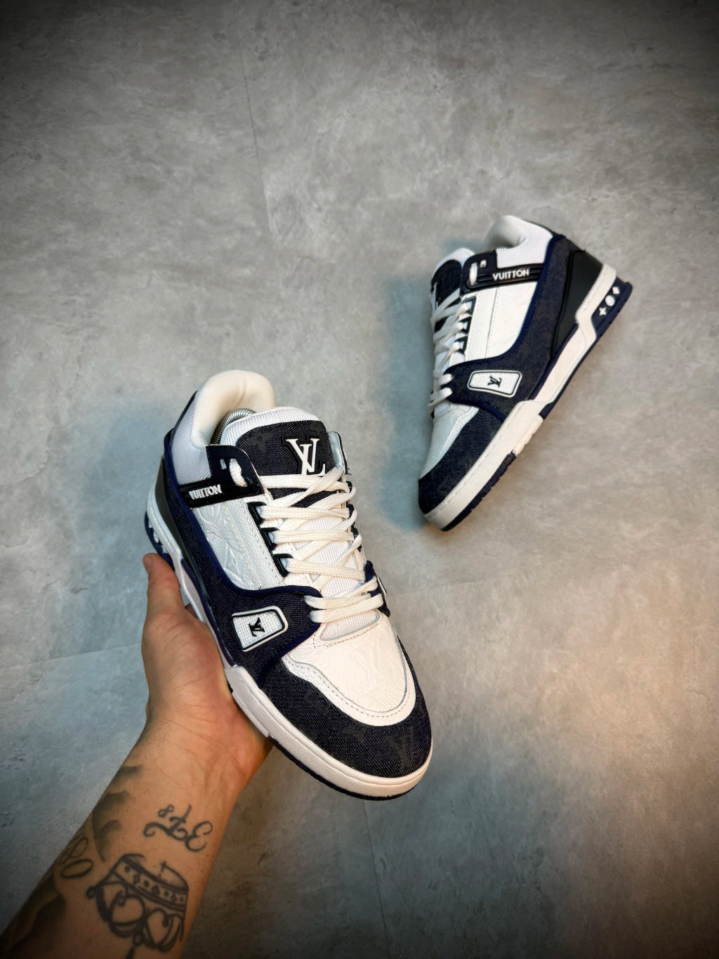 Tênis LV - Louis Vuitton Símbolos | JEANS - Branco e Azul