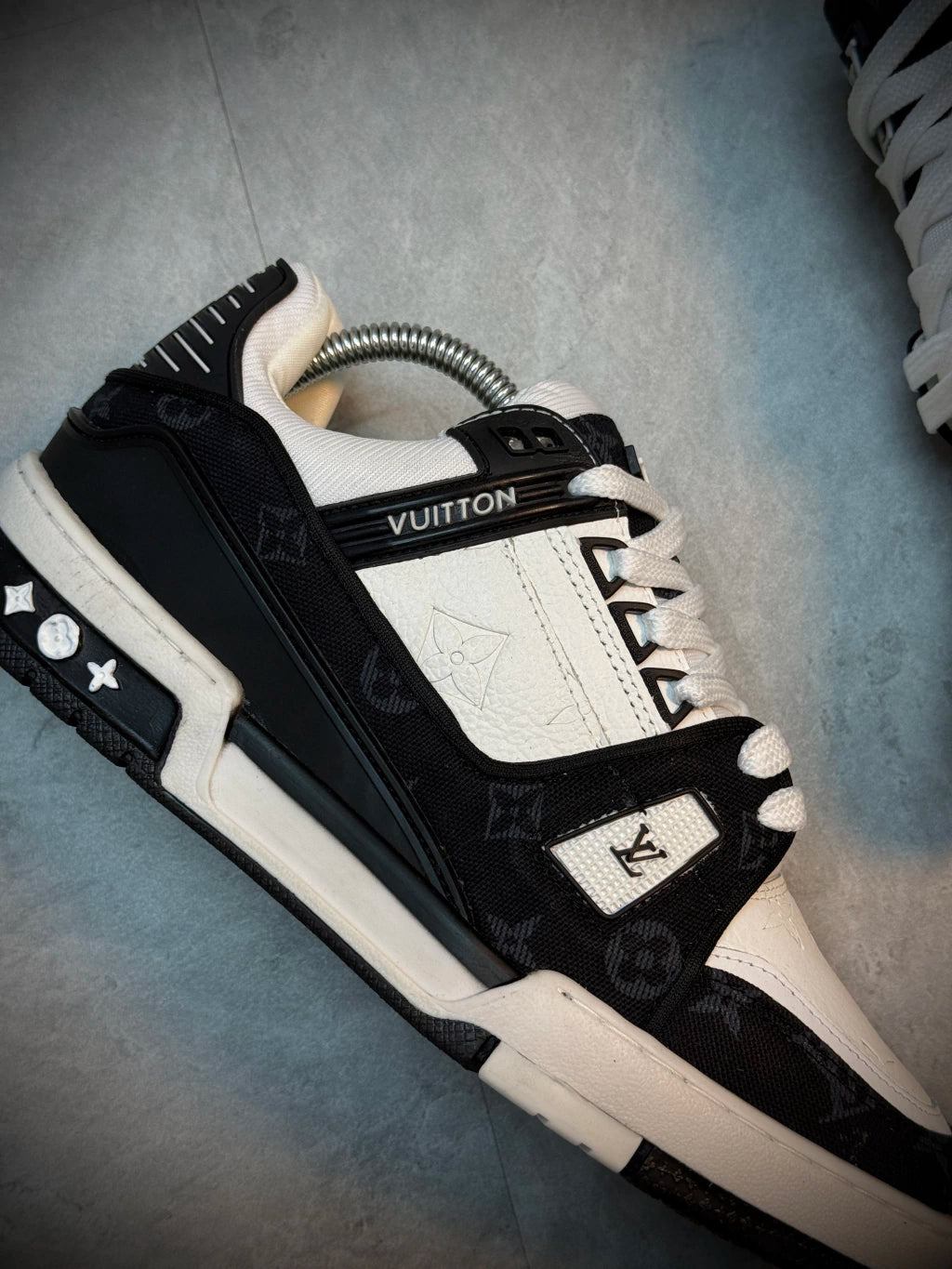 Tênis LV Símbolos | JEANS - Branco e Preto