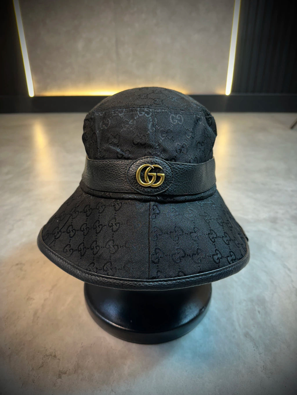 Bucket Gucci Limitado (Faixa de couro | Logo GG Dourada - Preto