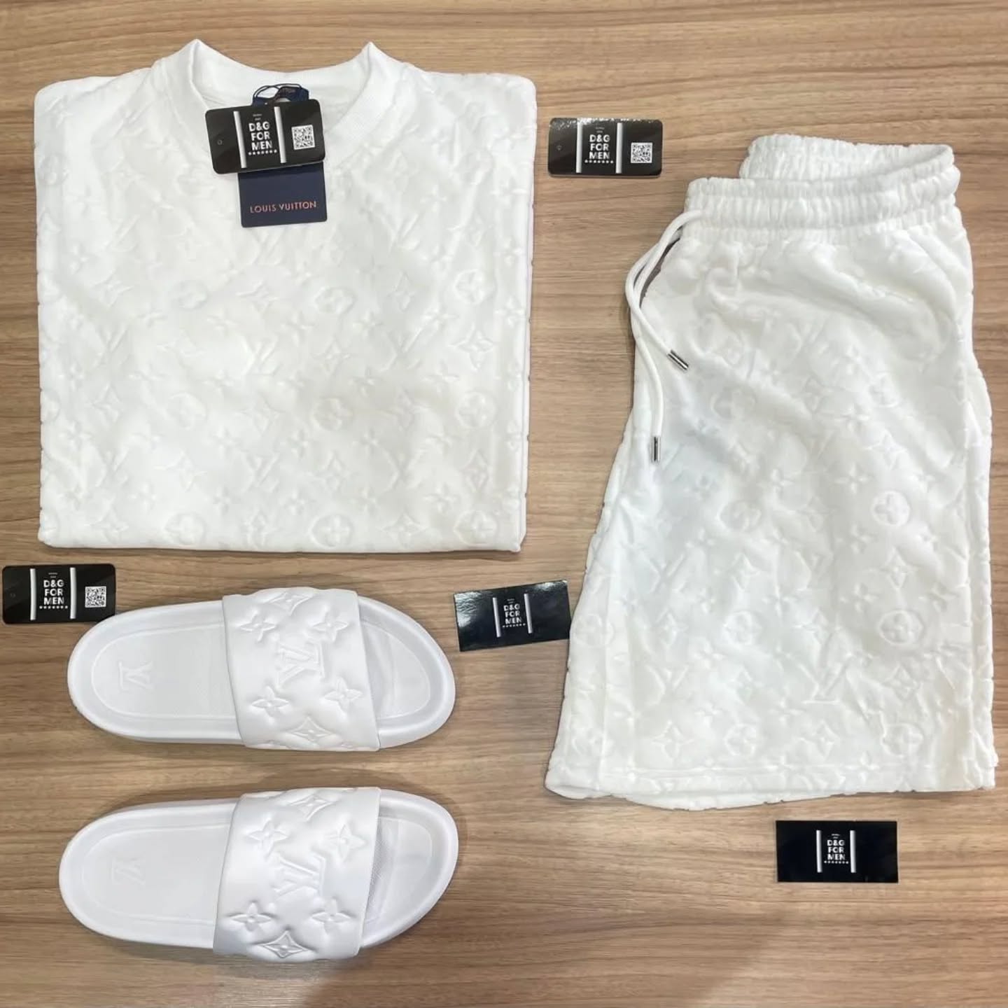 Conjunto de Grife  LV White Ref 1095 [CAMISA + BERMUDA + SANDÁLIA]
